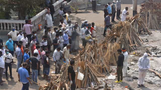 Indianos desesperados com devastadora segunda onda da pandemia
