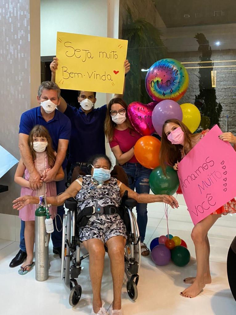 Mãe da primeira-dama recebe alta hospitalar e retorna para Cuiabá