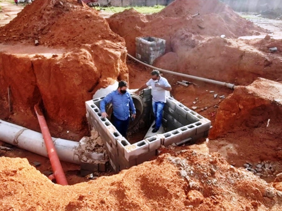 Chiquinho Aboiador e Evandro Kommers vistoriam obra de construção de galeria de águas pluviais