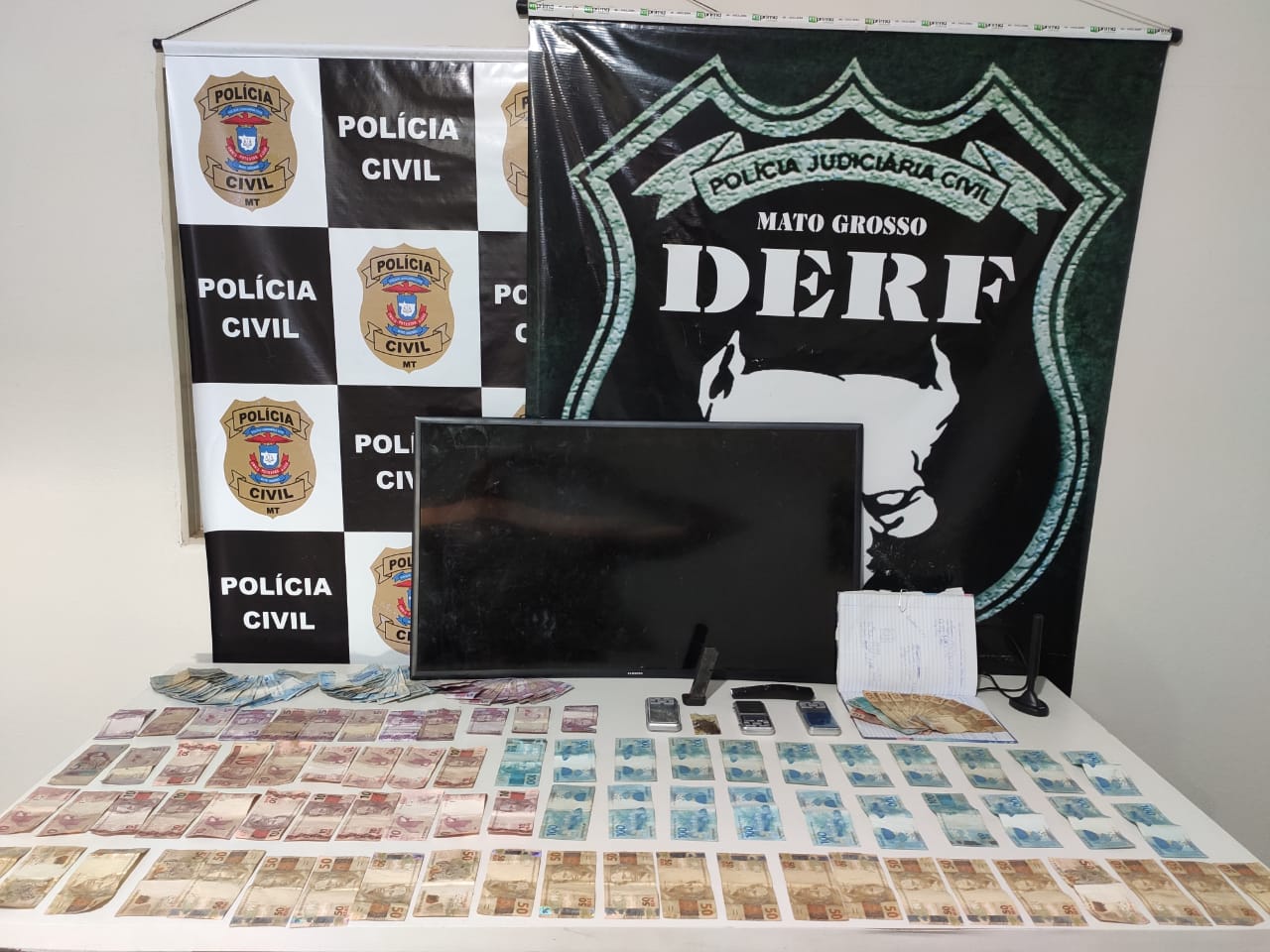 Dois suspeitos de comercializar entorpecentes são presos e mais de R$ 4 mil apreendidos em Rondonópolis