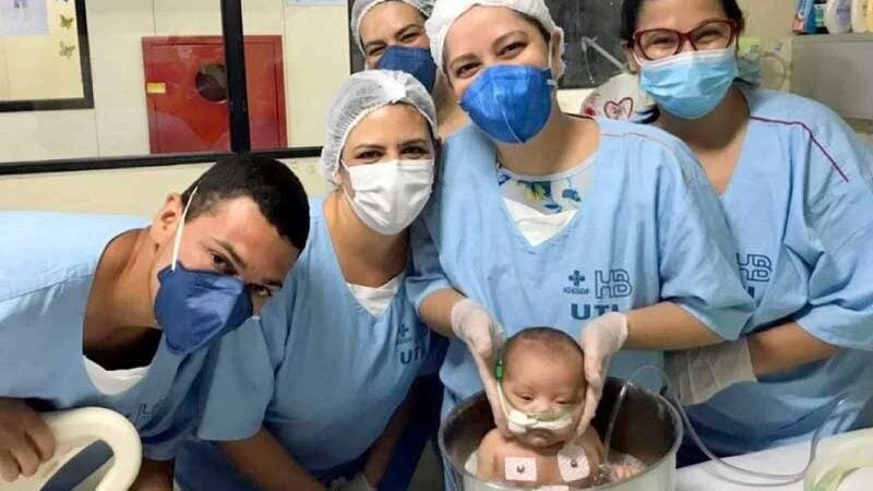 Hospital de Base usa técnica de banho de balde em bebês na UTI