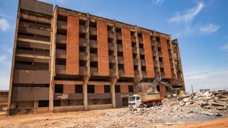 Em vídeo, governador mostra andamento das obras no Hospital Central em Cuiabá; assista