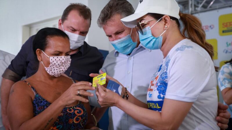 Governador entrega cartões do Ser Família Emergencial em Várzea Grande