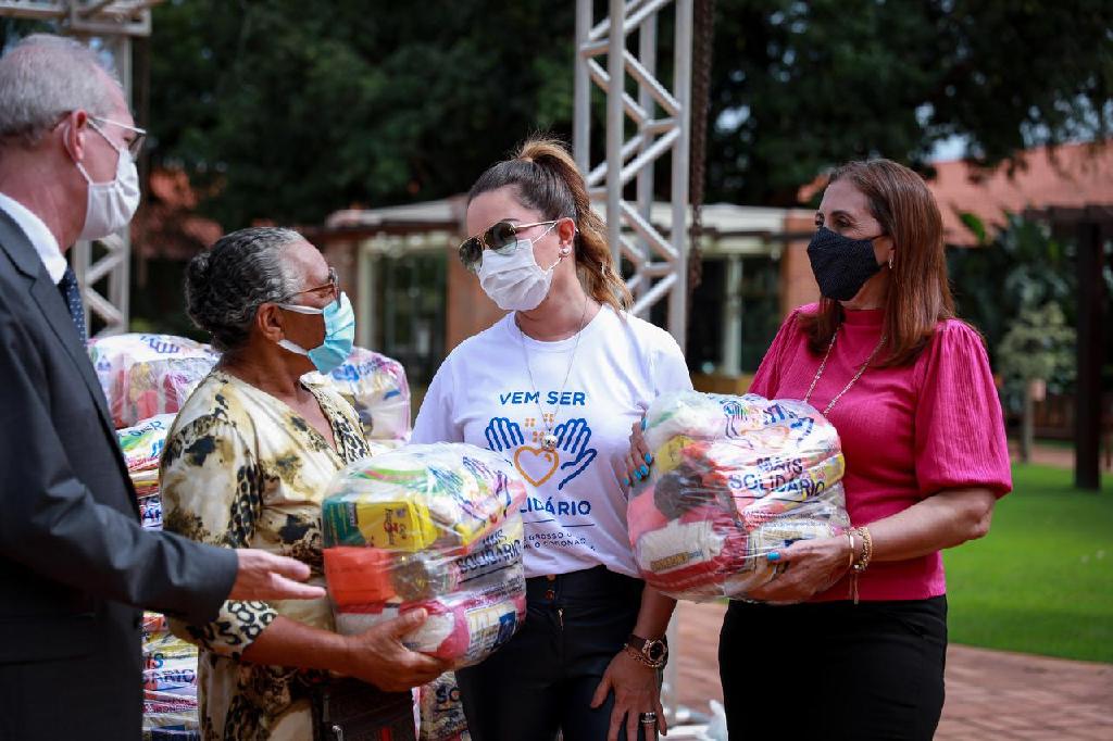 Primeira-dama entrega cestas básicas para 300 artesãos de Cuiabá e Várzea Grande