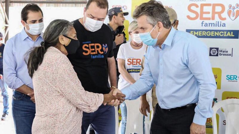 Governo de Mato Grosso realiza entrega de cartões do auxílio financeiro para mais nove bairros de Cuiabá