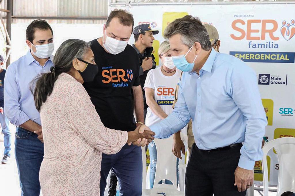Governo de Mato Grosso realiza entrega de cartões do auxílio financeiro para mais nove bairros de Cuiabá