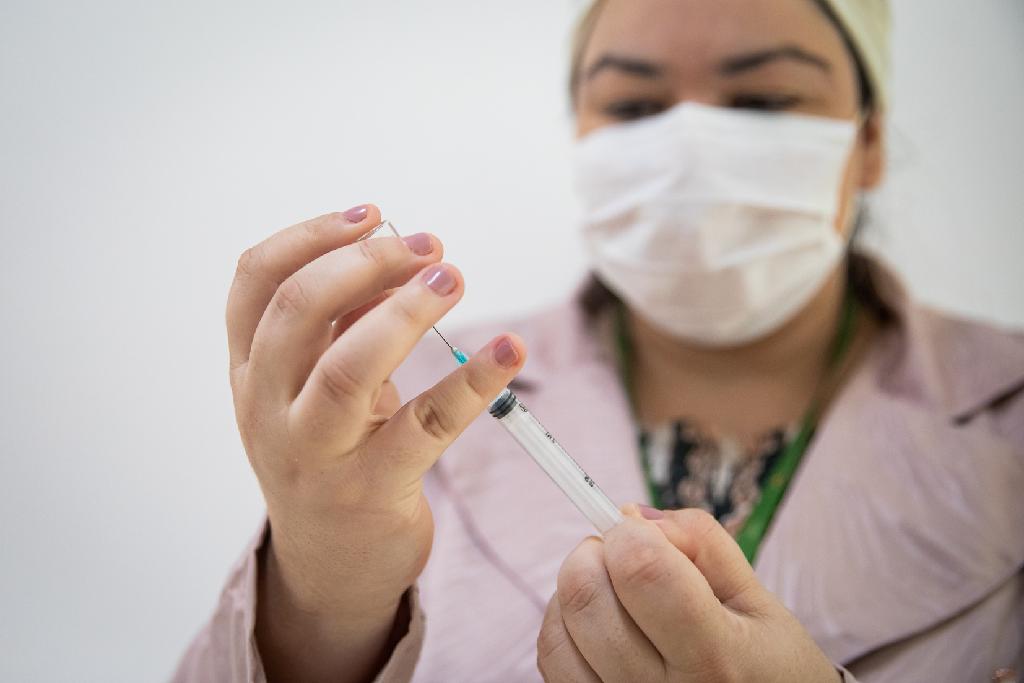 Governo de MT já distribuiu 99,7% das doses recebidas; veja quanto cada município aplicou