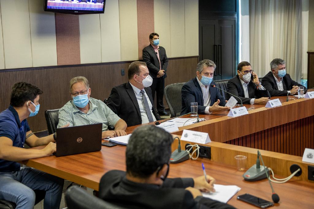 Em reunião com sindicatos, governador informa que 3.200 profissionais serão vacinados a partir dessa semana