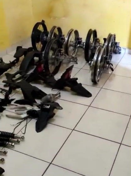 Peças de mais de 60 motocicletas roubadas são localizadas pela Polícia Civil em casa na Capital