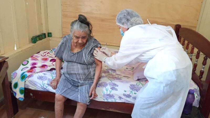 Idosos acamados são vacinados em suas casas em Colíder