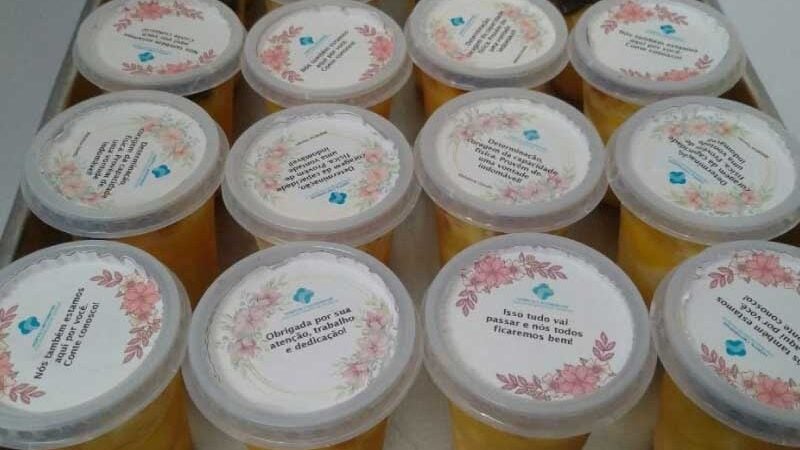 Profissionais da saúde estão recebendo sobremesas com mensagens de apoio