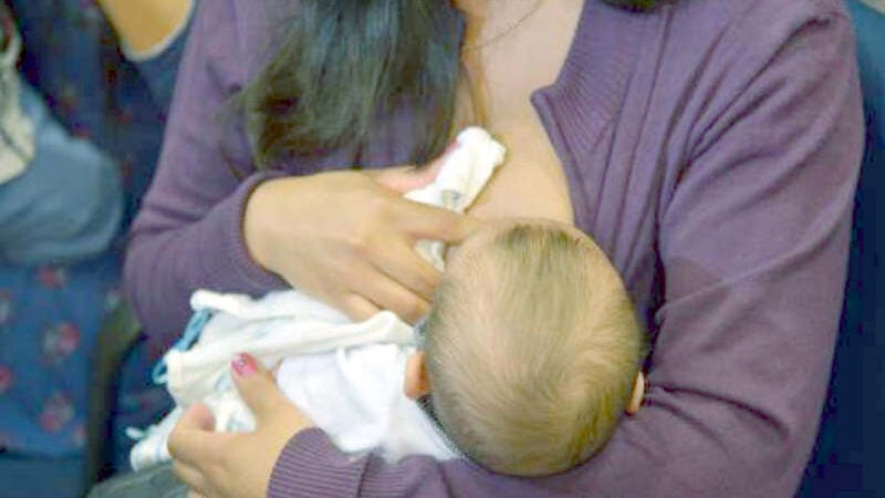 Mães vacinadas que amamentam passam anticorpos para recém-nascidos