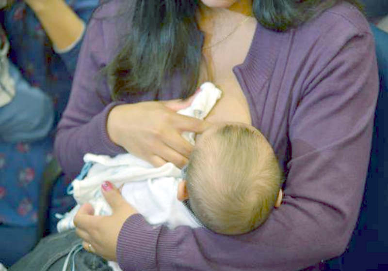 Mães vacinadas que amamentam passam anticorpos para recém-nascidos