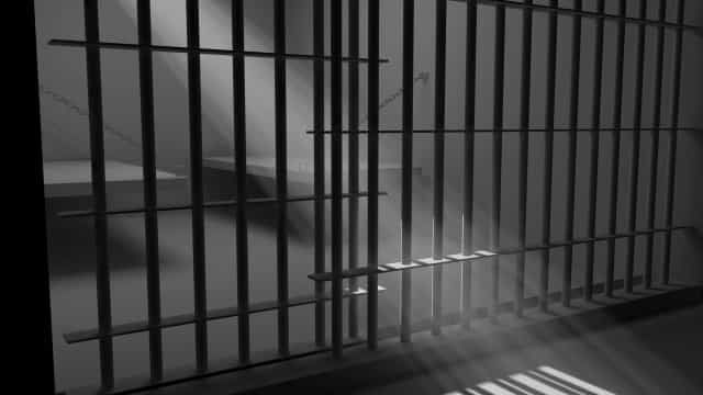 Americana é condenada à prisão por tossir em mulher com câncer