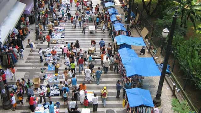 País tem taxa de informalidade de 39,6% no trimestre até fevereiro, diz IBGE