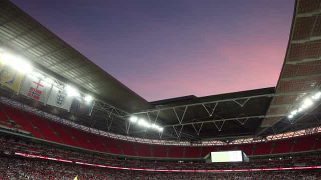 Após 5 meses, público volta aos estádios na Inglaterra com restrições