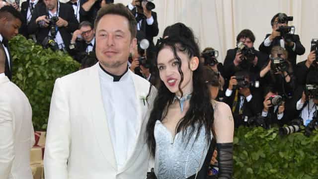 Cantora Grimes, namorada de Elon Musk, tatua ‘cicatrizes alienígenas’