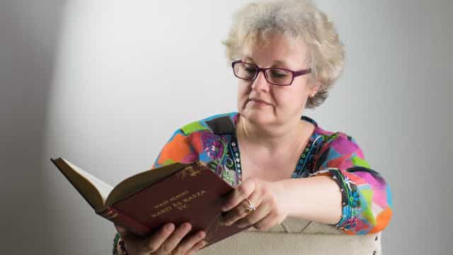 Avó aprende a ler com o neto na pandemia por meio de aula virtual