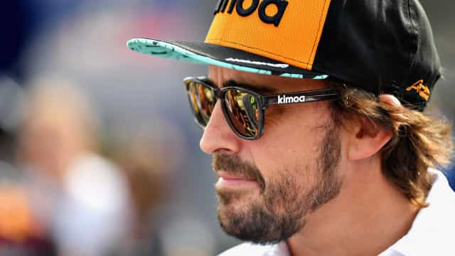 Em retorno à F-1, Alonso diz que precisa evoluir mais do que o carro