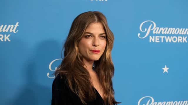 Com esclerose múltipla, Selma Blair fala da importância do uso da bengala