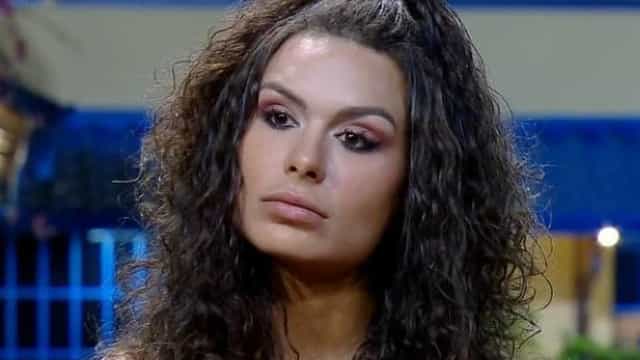 Modelo diz que comeu cocô de cachorro como se fosse brigadeiro