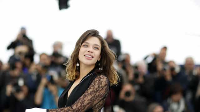 Bruna Linzmeyer posa nua com a namorada em dia de sol