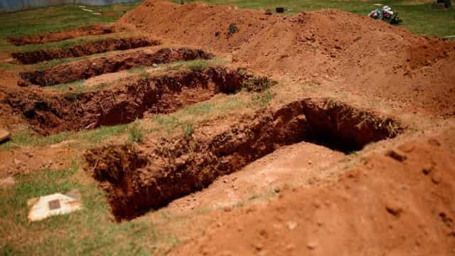 São Paulo começa a abrir 600 valas por dia e vai construir 26 mil sepulturas verticais