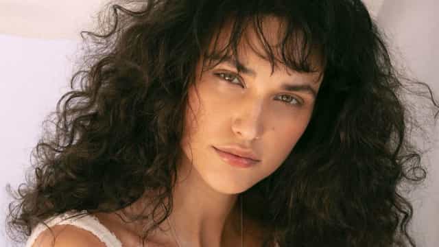 Débora Nascimento publica fotos em que aparece nua na praia e recebe elogios