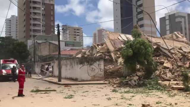 Teto de sede da Record TV desaba e deixa jornalista gravemente ferido