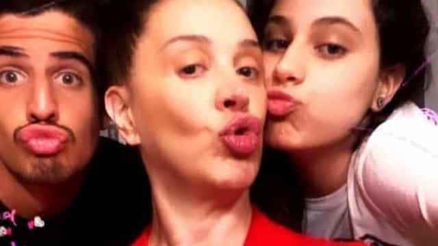 Cláudia Raia destaca cumplicidade com os filhos em novas fotos