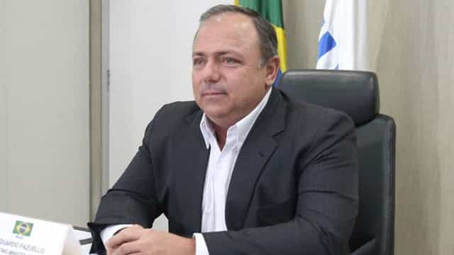 Pazuello entra sem máscara em shopping de Manaus e é advertido