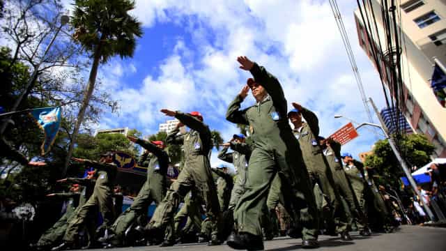 Forças Armadas devem começar a vacinar população, diz Bolsonaro