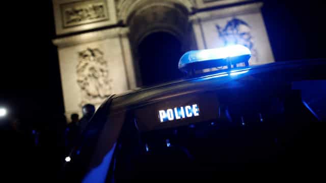 Homem mata funcionária da polícia a facadas e França investiga terrorismo