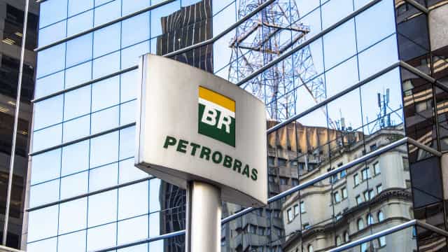 Petrobras afirma que reajustou combustíveis antes da saída de Castello Branco