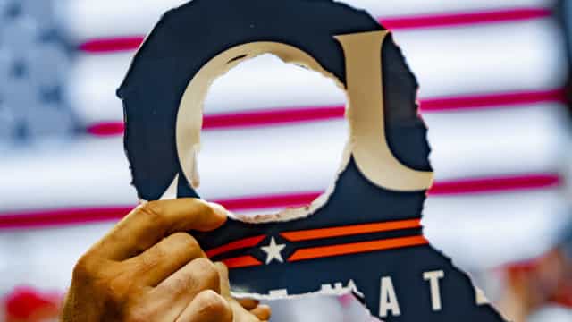 Série documental investiga origens da teoria conspiratória Qanon