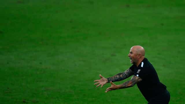 Com início turbulento, Sampaoli enfrenta problemas com elenco do Olympique