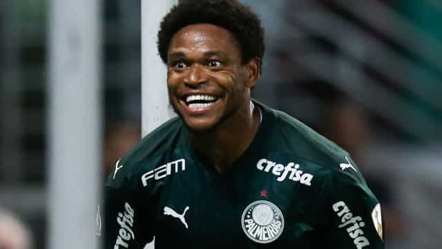 Luiz Adriano, do Palmeiras, atropela ciclista