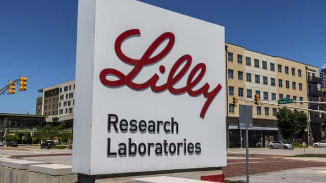 Covid: Eli Lilly pede à FDA alteração em composição de medicamento experimental