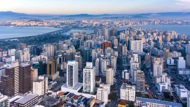 Balada de Florianópolis reúne pessoas sem máscara no feriado