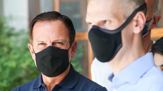 Covas se descola de Doria e tenta lançar plano próprio de vacinação contra covid