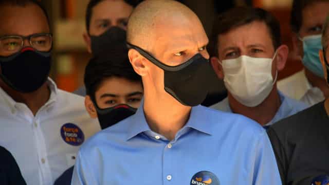 Covas recebe alta e poderá continuar trabalhando, mas deve evitar agendas públicas