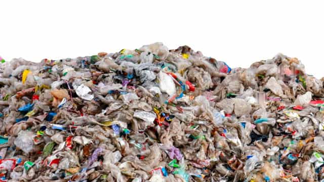 Toneladas de lixo urbano são encontradas em praias do RN