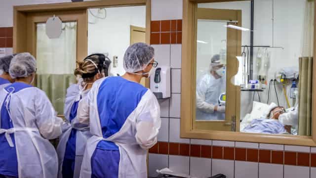 Jovens na UTI já são maioria e necessidade de ventilação mecânica bate recorde