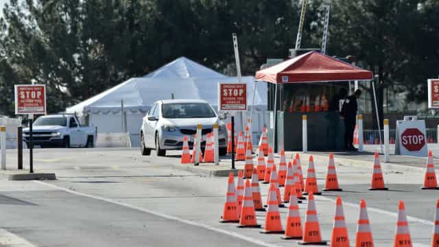 Promessa de vacinação acelerada nos EUA esbarra em dificuldades logísticas