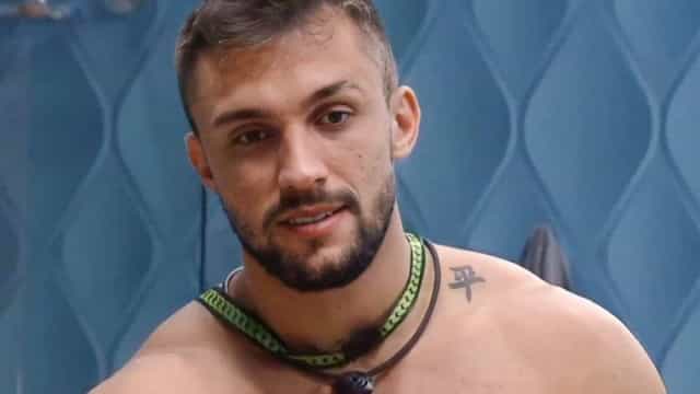 Arthur diz que Pabllo Vittar é gata e elogia corpo da cantora