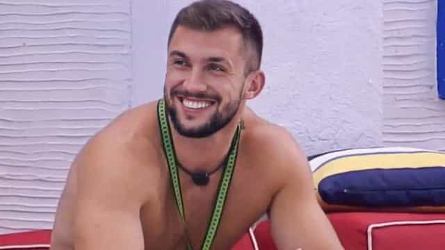 ‘Fui um babaca’, diz Arthur sobre querer conhecer amigas de Viih Tube