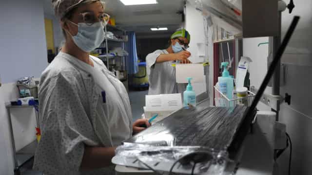 Para amparar intubados com Covid, enfermeiros usam ‘mãozinha do amor’