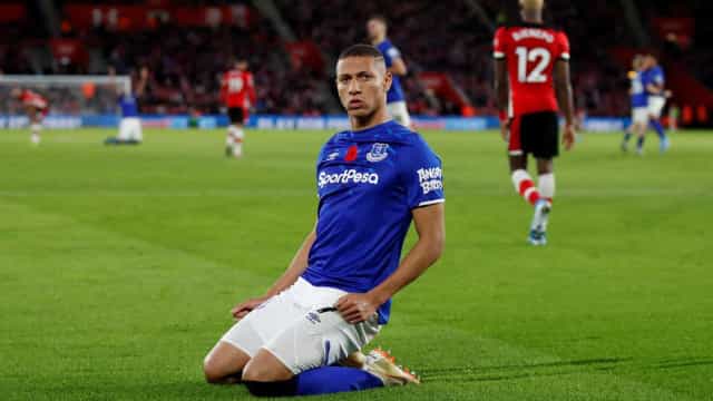 Em jogada de Richarlison, goleiro do Arsenal faz gol contra em vitória do Arsenal