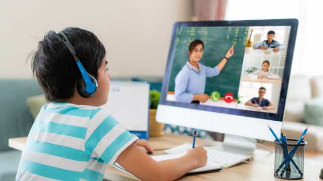 Sem escola de novo, pais veem aula online pior