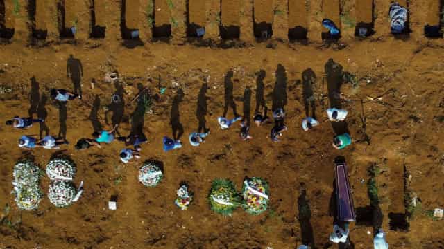 Brasil tem 4.211 mortes em um só dia; número dobrou em menos de um mês